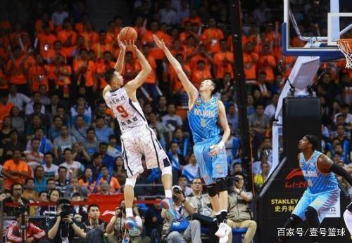 踢球冷静以 踢球冷静以